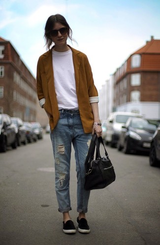 Come indossare e abbinare un blazer con jeans boyfriend: Prova a combinare un blazer con jeans boyfriend per andare a prendere un caffè in stile casual. Se non vuoi essere troppo formale, prova con un paio di sneakers senza lacci in pelle scamosciata nere.