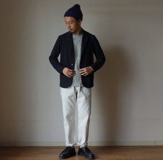 Come indossare e abbinare jeans con chukka in modo smart-casual: Indossa un blazer nero e jeans per creare un look smart casual. Chukka sono una buona scelta per completare il look.