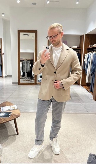 Come indossare e abbinare un blazer beige per un uomo di 30 anni: Indossa un blazer beige e jeans grigi per un look da sfoggiare sul lavoro. Aggiungi un tocco fantasioso indossando un paio di sneakers basse in pelle bianche.