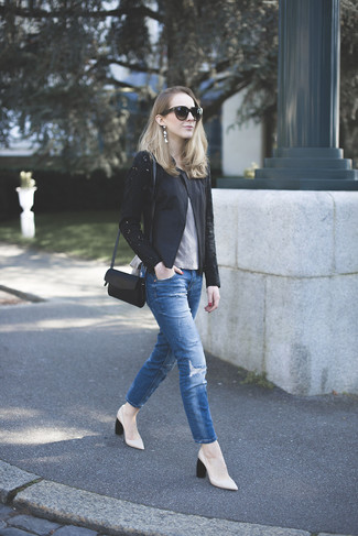Quale blazer indossare con jeans blu per una donna di 30 anni in modo smart-casual: Potresti abbinare un blazer con jeans blu e sarai un vero sballo. Rifinisci questo look con un paio di décolleté in pelle bianchi.