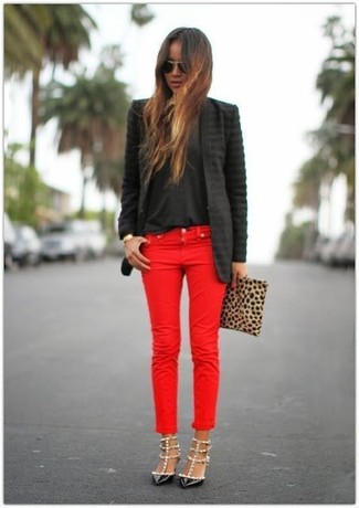 Look alla moda per donna: Blazer nero, T-shirt girocollo nera, Jeans rossi, Décolleté in pelle con borchie neri