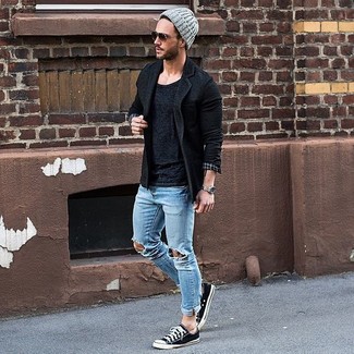 Quale jeans indossare con un blazer nero e bianco quando fa caldo: Combina un blazer nero e bianco con jeans per un look raffinato per il tempo libero. Sneakers basse di tela nere e bianche creeranno un piacevole contrasto con il resto del look.