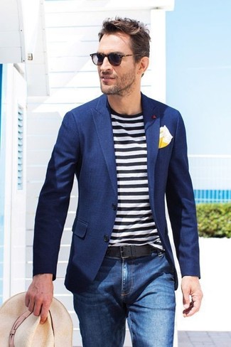 Come indossare e abbinare un blazer blu scuro e verde in estate 2024 in modo casual: Metti un blazer blu scuro e verde e jeans blu se cerchi uno stile ordinato e alla moda. Ecco un look estivo perfetto per il tuo.