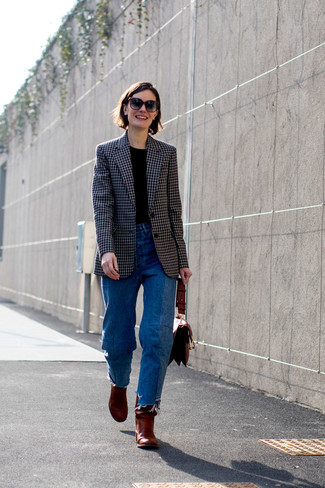 Come indossare e abbinare un blazer a quadri nero: Opta per un blazer a quadri nero e jeans blu per un look raffinato. Stivaletti in pelle bordeaux sono una valida scelta per completare il look.