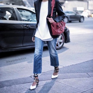 Come indossare e abbinare jeans con un blazer: Scegli un outfit composto da un blazer e jeans per essere casual. Décolleté in pelle bianchi e neri sono una interessante scelta per completare il look.