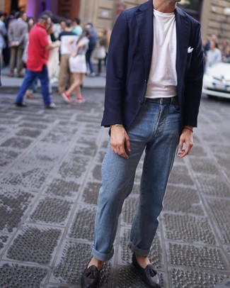 Quale blazer indossare con jeans azzurri per un uomo di 30 anni quando fa caldo in modo smart-casual: Coniuga un blazer con jeans azzurri per un look elegante ma non troppo appariscente. Mettiti un paio di mocassini con nappine in pelle neri per un tocco virile.