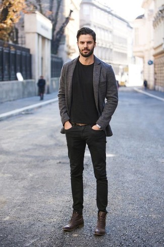 Quale blazer indossare con stivali casual marrone scuro: Potresti indossare un blazer e jeans neri, perfetto per il lavoro. Completa questo look con un paio di stivali casual marrone scuro.