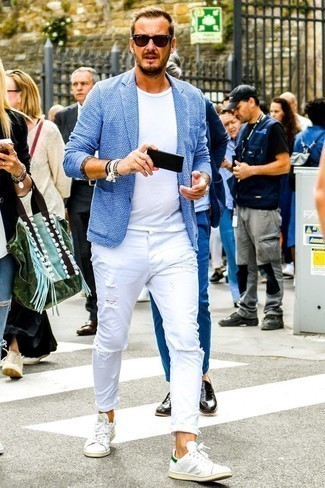Quale blazer indossare con jeans bianchi: Indossa un blazer e jeans bianchi per vestirti casual. Se non vuoi essere troppo formale, scegli un paio di sneakers basse in pelle bianche come calzature.
