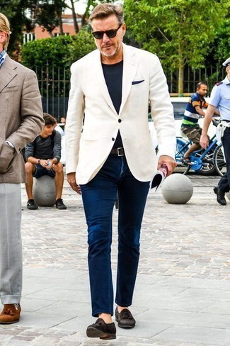 Quale jeans indossare con un blazer bianco e blu per un uomo di 40 anni in estate 2024 in modo smart-casual: Potresti indossare un blazer bianco e blu e jeans, perfetto per il lavoro. Scegli uno stile classico per le calzature e scegli un paio di mocassini con nappine in pelle scamosciata marrone scuro come calzature. Un look splendido per essere più cool e alla moda anche durante la stagione calda.