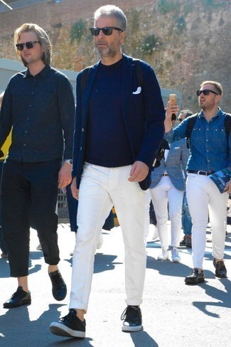 Come indossare e abbinare jeans bianchi con una t-shirt girocollo blu per un uomo di 40 anni: Mostra il tuo stile in una t-shirt girocollo blu con jeans bianchi per vestirti casual. Sneakers basse in pelle nere sono una interessante scelta per completare il look.