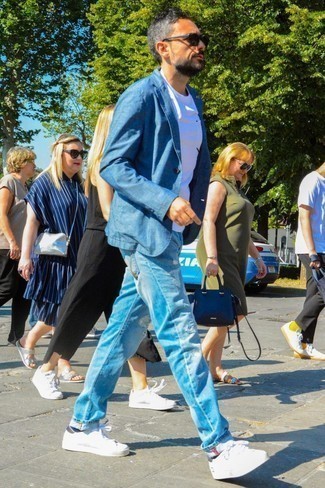 Look alla moda per uomo: Blazer di lino blu, T-shirt girocollo bianca, Jeans strappati azzurri, Sneakers basse bianche