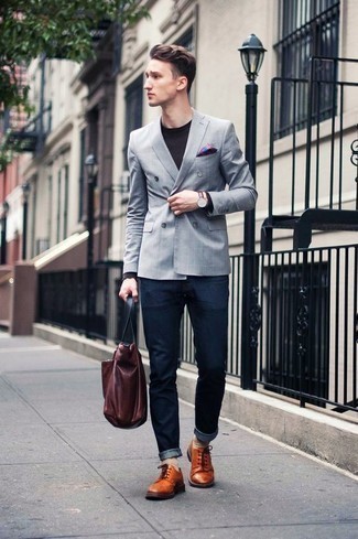 Come indossare e abbinare una borsa rossa: Combina un blazer grigio con una borsa rossa per una sensazione di semplicità e spensieratezza. Ti senti creativo? Completa il tuo outfit con un paio di scarpe derby in pelle terracotta.