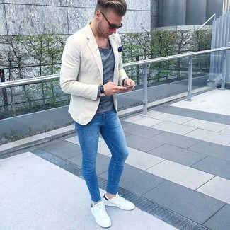 Quale jeans indossare con un blazer beige per un uomo di 30 anni: Potresti abbinare un blazer beige con jeans per un abbigliamento elegante ma casual. Per un look più rilassato, opta per un paio di sneakers basse in pelle bianche.