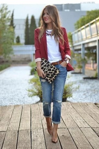 Quale jeans indossare con un blazer rosso: Prova a combinare un blazer rosso con jeans per creare un look raffinato e glamour. Décolleté in pelle marroni sono una valida scelta per completare il look.