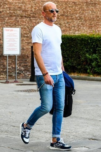 Quale t-shirt girocollo indossare con jeans blu per un uomo di 40 anni: Prova ad abbinare una t-shirt girocollo con jeans blu per affrontare con facilità la tua giornata. Se non vuoi essere troppo formale, scegli un paio di scarpe sportive blu scuro e bianche.
