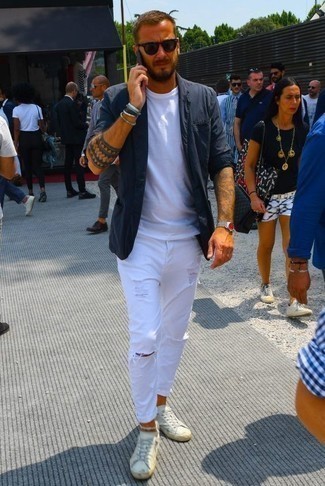 Come indossare e abbinare jeans strappati bianchi per un uomo di 30 anni: Metti un blazer blu scuro e jeans strappati bianchi per vestirti casual. Sneakers basse di tela bianche sono una splendida scelta per completare il look.