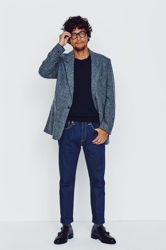 Quale blazer indossare con scarpe monk nere in modo smart-casual: Opta per un blazer e jeans blu scuro per un look da sfoggiare sul lavoro. Mettiti un paio di scarpe monk nere per dare un tocco classico al completo.
