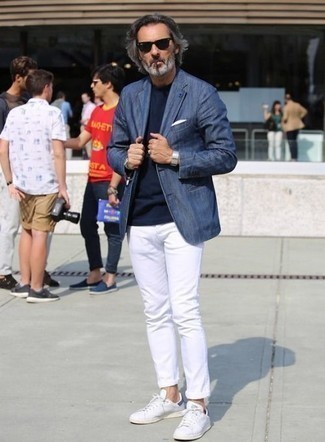 Quale jeans indossare con un blazer blu scuro per un uomo di 50 anni: Potresti combinare un blazer blu scuro con jeans per un look elegante ma non troppo appariscente. Sneakers basse di tela bianche aggiungono un tocco particolare a un look altrimenti classico.