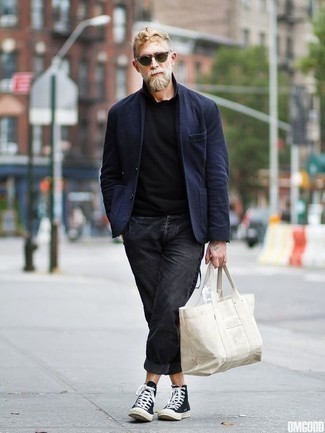 Come indossare e abbinare sneakers alte per un uomo di 40 anni: Potresti combinare un blazer blu scuro con jeans grigio scuro per un look da sfoggiare sul lavoro. Aggiungi un tocco fantasioso indossando un paio di sneakers alte.