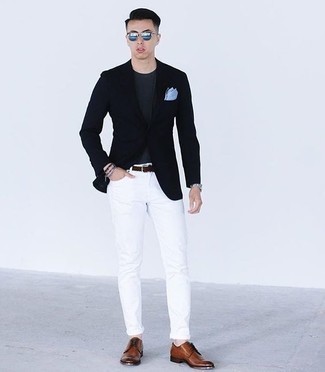 Come indossare e abbinare un blazer blu scuro con jeans bianchi per un uomo di 20 anni: Prova a combinare un blazer blu scuro con jeans bianchi se preferisci uno stile ordinato e alla moda. Prova con un paio di scarpe derby in pelle marroni per dare un tocco classico al completo.