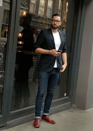 Come indossare e abbinare jeans con scarpe oxford in estate 2024: Punta su un blazer blu scuro e jeans per un look davvero alla moda. Un bel paio di scarpe oxford è un modo semplice di impreziosire il tuo look. Questo, ovviamente, è il look must have per l’estate.