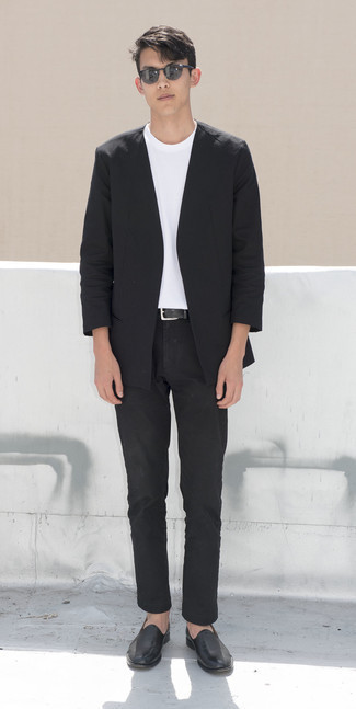 Moda ragazzo adolescente in modo smart-casual: Metti un blazer nero e jeans neri per un look davvero alla moda.