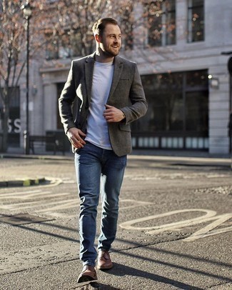 Come indossare e abbinare jeans blu con un blazer grigio scuro per un uomo di 30 anni quando fa caldo: Potresti abbinare un blazer grigio scuro con jeans blu, perfetto per il lavoro. Un bel paio di scarpe derby in pelle marroni è un modo semplice di impreziosire il tuo look.