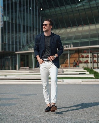 Quale blazer indossare con jeans bianchi per un uomo di 20 anni in modo smart-casual: Vestiti con un blazer e jeans bianchi per un abbigliamento elegante ma casual. Per le calzature, scegli lo stile classico con un paio di mocassini con nappine in pelle scamosciata blu scuro.