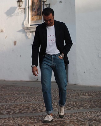Quale blazer indossare con jeans blu scuro per un uomo di 40 anni in estate 2024: Opta per un blazer e jeans blu scuro per un look da sfoggiare sul lavoro. Per un look più rilassato, mettiti un paio di sneakers basse di tela beige. Questo è sicuramente il look da copiare questa estate.