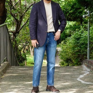 Come indossare e abbinare scarpe brogue marrone scuro in modo smart-casual: Abbina un blazer blu scuro con jeans blu per un look davvero alla moda. Scegli un paio di scarpe brogue marrone scuro come calzature per dare un tocco classico al completo.