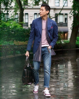 Quale jeans indossare con un blazer blu scuro per un uomo di 20 anni quando fa caldo in modo casual: Potresti combinare un blazer blu scuro con jeans se cerchi uno stile ordinato e alla moda. Per distinguerti dagli altri, scegli un paio di sneakers basse di tela bianche e rosse.