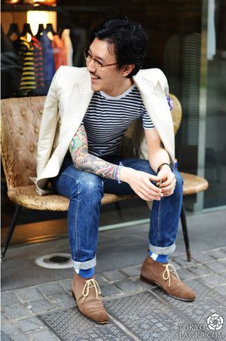 Quale jeans indossare con un blazer bianco e blu scuro: Prova a combinare un blazer bianco e blu scuro con jeans per essere elegante ma non troppo formale. Perfeziona questo look con un paio di chukka in pelle scamosciata marroni.