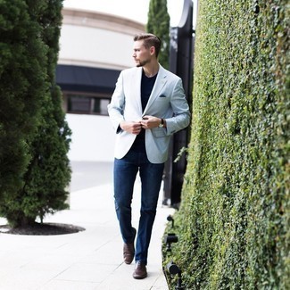 Quale scarpe oxford indossare con un blazer azzurro quando fa caldo: Prova ad abbinare un blazer azzurro con jeans blu scuro per creare un look smart casual. Sfodera il gusto per le calzature di lusso e prova con un paio di scarpe oxford.