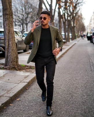 Come indossare e abbinare jeans neri con un blazer verde scuro in modo smart-casual: Abbina un blazer verde scuro con jeans neri per un look da sfoggiare sul lavoro. Un paio di stivali chelsea in pelle neri darà un tocco di forza e virilità a ogni completo.