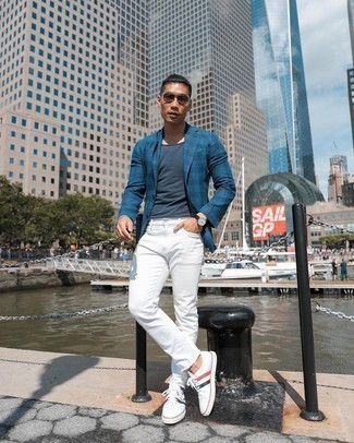 Come indossare e abbinare un blazer blu scuro con sneakers basse bianche: Prova a combinare un blazer blu scuro con jeans bianchi per un look raffinato per il tempo libero. Se non vuoi essere troppo formale, opta per un paio di sneakers basse bianche.