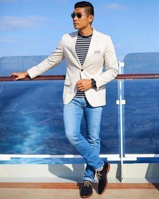 Come indossare e abbinare un blazer beige con jeans blu in estate 2024: Combina un blazer beige con jeans blu per un look da sfoggiare sul lavoro. Sfodera il gusto per le calzature di lusso e scegli un paio di scarpe derby in pelle scamosciata blu scuro come calzature. Una fantastica scelta per essere elegante e assolutamente alla moda anche in questi mesi estivi.