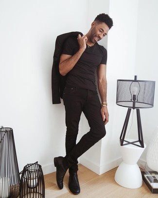 Look alla moda per uomo: Blazer nero, T-shirt girocollo nera, Jeans neri, Stivali chelsea in pelle neri