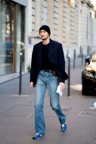 Quale blazer indossare con jeans blu per un uomo di 30 anni: Potresti abbinare un blazer con jeans blu se preferisci uno stile ordinato e alla moda. Calza un paio di scarpe sportive blu per un tocco più rilassato.