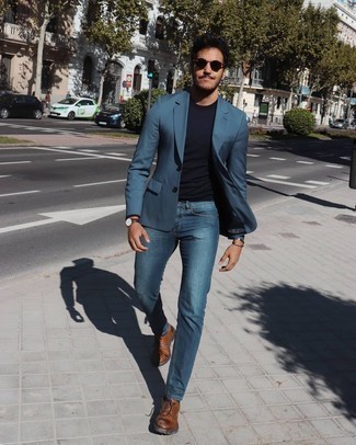 Quale blazer indossare con jeans blu per un uomo di 30 anni: Coniuga un blazer con jeans blu per essere elegante ma non troppo formale. Sfodera il gusto per le calzature di lusso e indossa un paio di scarpe derby in pelle marroni.