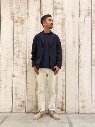 Quale chukka indossare con jeans bianchi per un uomo di 20 anni: Vestiti con un blazer di cotone nero e jeans bianchi per un look elegante ma non troppo appariscente. Chukka sono una interessante scelta per completare il look.