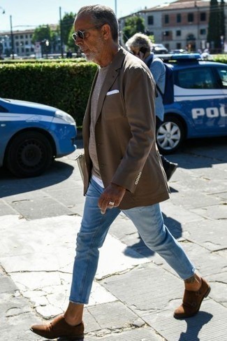 Quale scarpe double monk indossare con un blazer marrone per un uomo di 50 anni: Scegli un blazer marrone e jeans blu per creare un look smart casual. Scegli un paio di scarpe double monk per dare un tocco classico al completo.