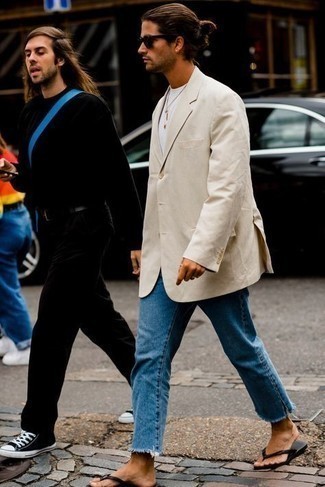 Quale blazer indossare con jeans blu per un uomo di 30 anni: Abbina un blazer con jeans blu per essere elegante ma non troppo formale. Per distinguerti dagli altri, opta per un paio di infradito neri.