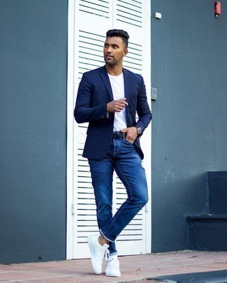 Come indossare e abbinare jeans strappati blu scuro: Coniuga un blazer blu scuro con jeans strappati blu scuro per un look spensierato e alla moda. Sneakers basse in pelle bianche sono una validissima scelta per completare il look.