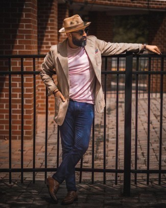 Moda uomo anni 40 in estate 2024: Metti un blazer marrone chiaro e jeans blu scuro per creare un look smart casual. Completa il tuo abbigliamento con un paio di mocassini eleganti in pelle marrone scuro. È buona idea per tuo outfit estivo!