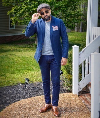 Come indossare e abbinare jeans blu scuro per un uomo di 40 anni: Potresti indossare un blazer blu scuro e jeans blu scuro se preferisci uno stile ordinato e alla moda. Scegli uno stile classico per le calzature e opta per un paio di mocassini eleganti in pelle marroni.