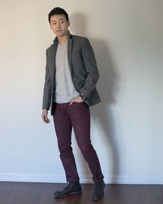Quale jeans indossare con un blazer grigio scuro per un uomo di 30 anni quando fa caldo: Metti un blazer grigio scuro e jeans se cerchi uno stile ordinato e alla moda. Stivali casual in pelle neri sono una valida scelta per completare il look.