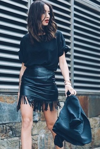 Come indossare e abbinare una minigonna con frange nera in modo casual: Per un outfit quotidiano pieno di carattere e personalità, scegli un blazer nero e una minigonna con frange nera.
