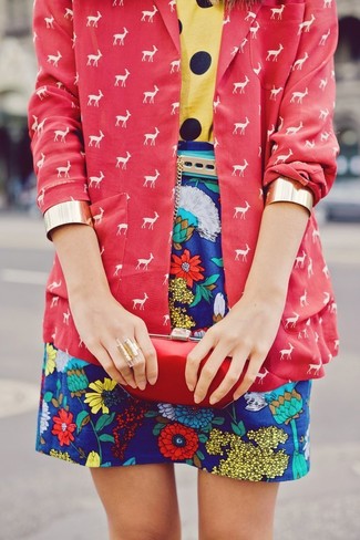Come indossare e abbinare un blazer stampato rosso: Punta su un blazer stampato rosso e una minigonna a fiori blu per un look semplice, da indossare ogni giorno.