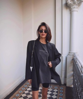 Come indossare e abbinare una borsa a mano per una donna di 30 anni: Abbina un blazer nero con una borsa a mano per un look comfy-casual.