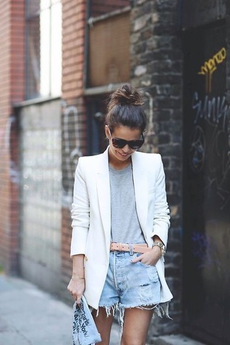 Come indossare e abbinare una borsa acqua: Vestiti con un blazer bianco e una borsa acqua per un look facile da indossare.
